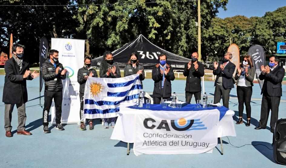 Ceremonia de entrega del Pabellón Nacional