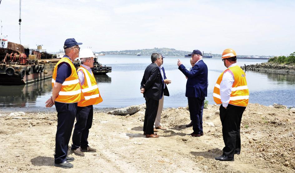 Autoridades de la Administración Nacional de Puertos observan las tareas de desguace y remoción en la terminal portuaria
