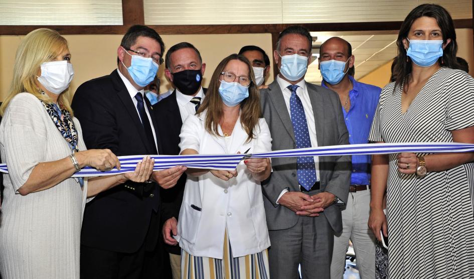 Vicepresidente Beatriz Argimón, secretario de Presidencia, Álvaro Delgado, ministro de Salud Pública, Daniel Salinas y presidente de ASSE, Leonardo Cipriani, entre otras autoridades en el corte de cinta Vicepresidente Beatriz Argimón, secretario de Presidencia, Álvaro Delgado, ministro de Salud Pública, Daniel Salinas y presidente de ASSE, Leonardo Cipriani, entre otras autoridades en el corte de cinta