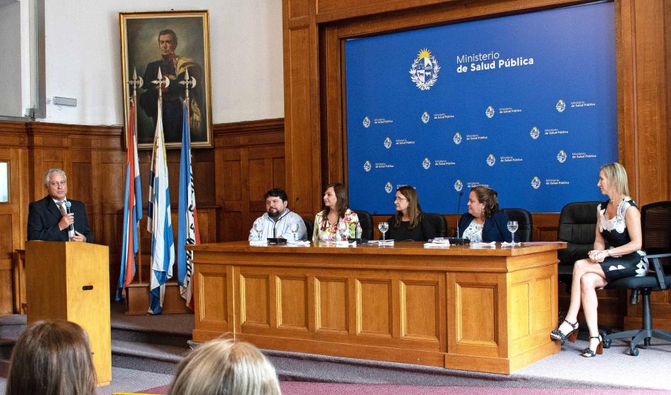Autoridades de Salud Pública y del Fondo Nacional de Recursos durante el acto Autoridades de Salud Pública y del Fondo Nacional de Recursos durante el acto