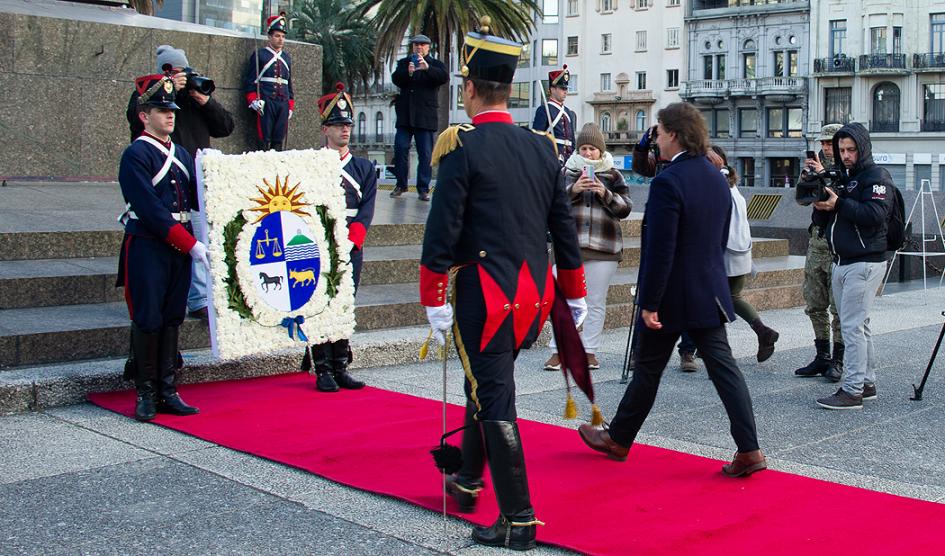 Presidente Luis Lacalle Pou coloca ofrenda floral en monumento a José Artigas en Plaza Independencia Presidente Luis Lacalle Pou coloca ofrenda floral en monumento a José Artigas en Plaza Independencia
