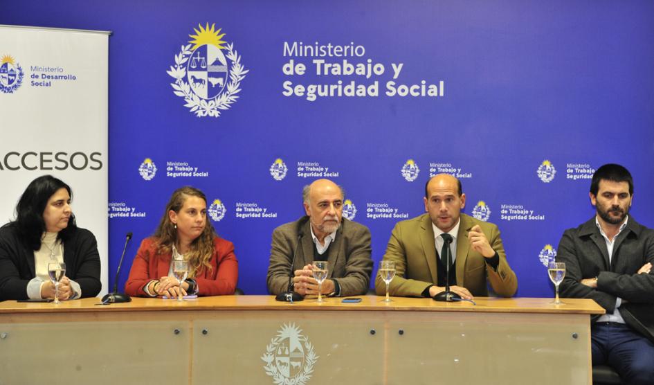 Autoridades del Mides y MTSS