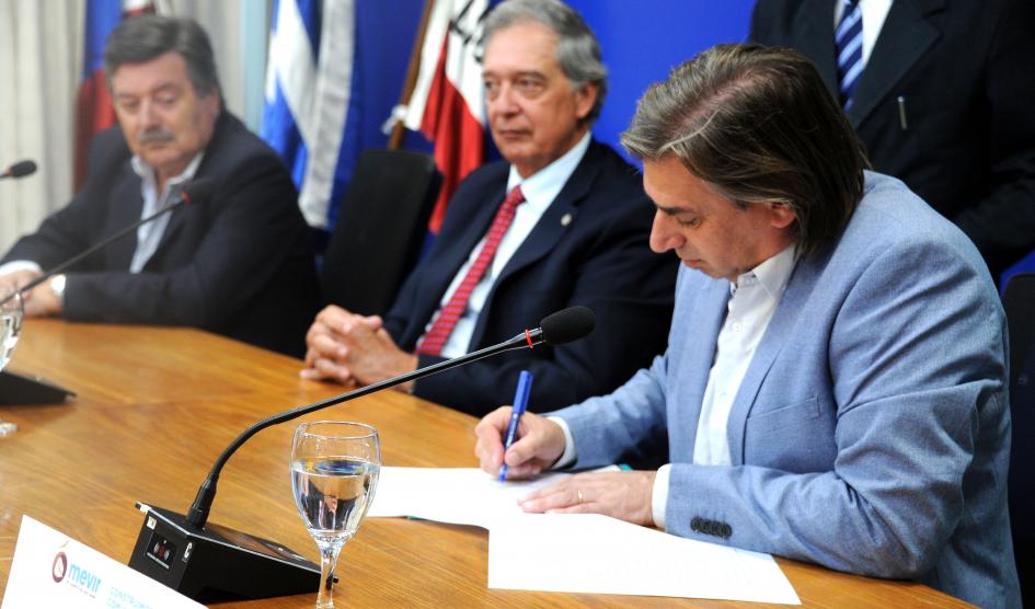 Ministro de Ganadería, Fernando Mattos junto al presidente de Mevir, Juan Pablo Delgado y Julio César Cardozo del Instituto de Colonización durante la firma del convenio Ministro de Ganadería, Fernando Mattos junto al presidente de Mevir, Juan Pablo Delgado y Julio César Cardozo del Instituto de Colonización durante la firma del convenio