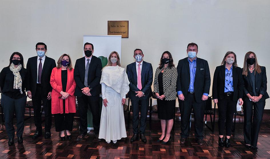 Lorena Ponce de León con autoridades del BID