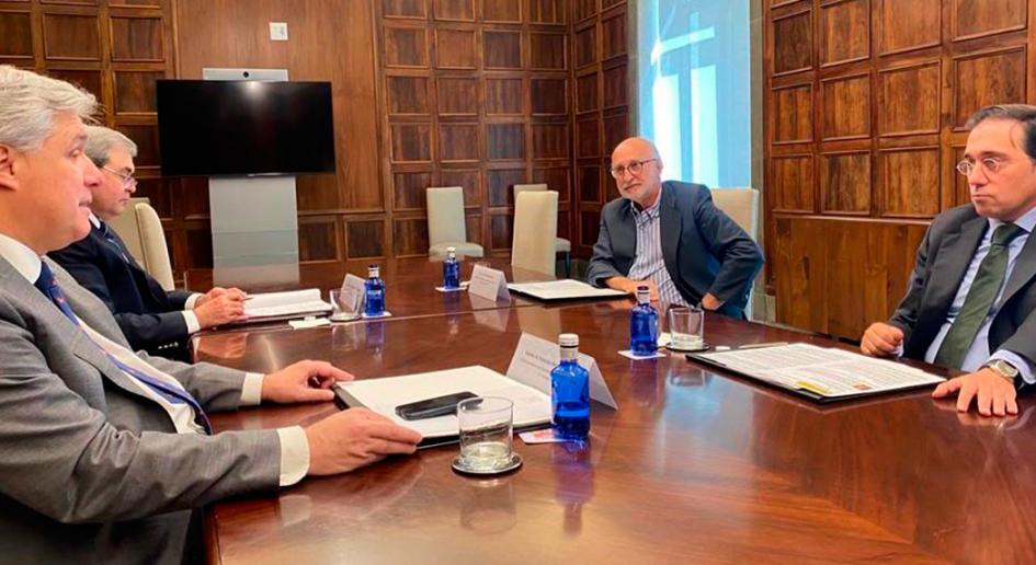 Bustillo con autoridades españolas