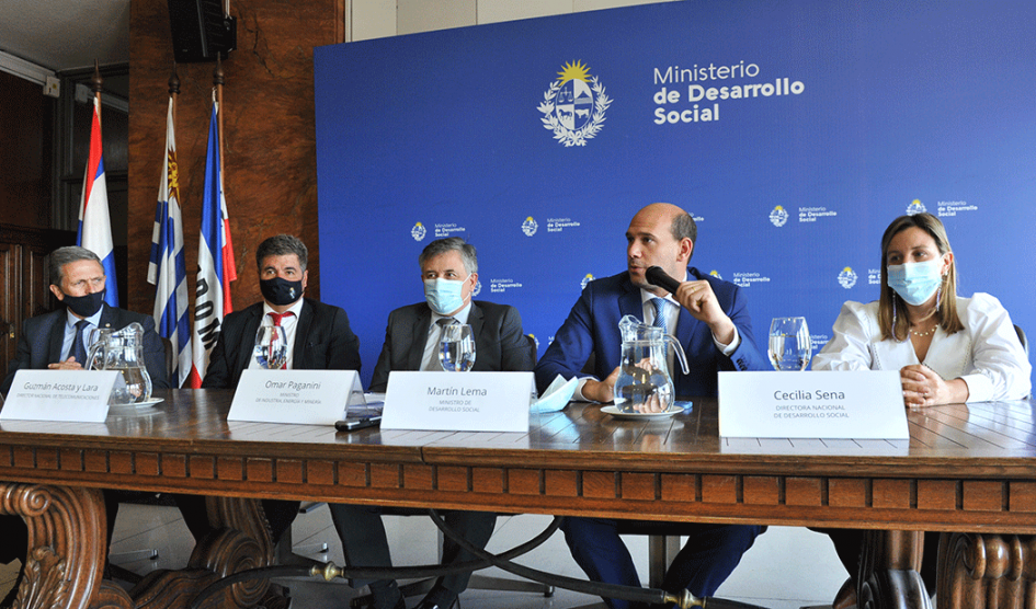 Autoridades de Gobierno en la firma de convenio
