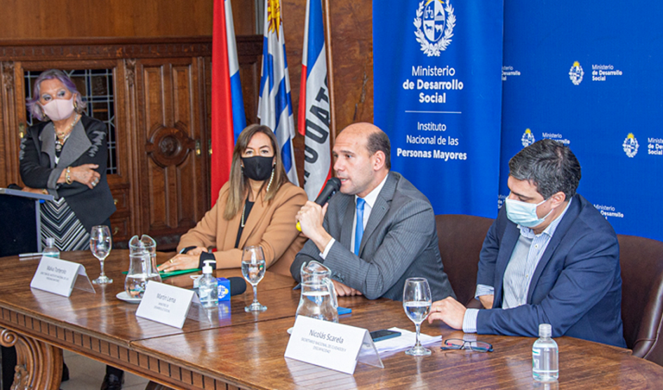 Martín Lema y autoridades en celebración del Día Internacional de las Personas Mayores