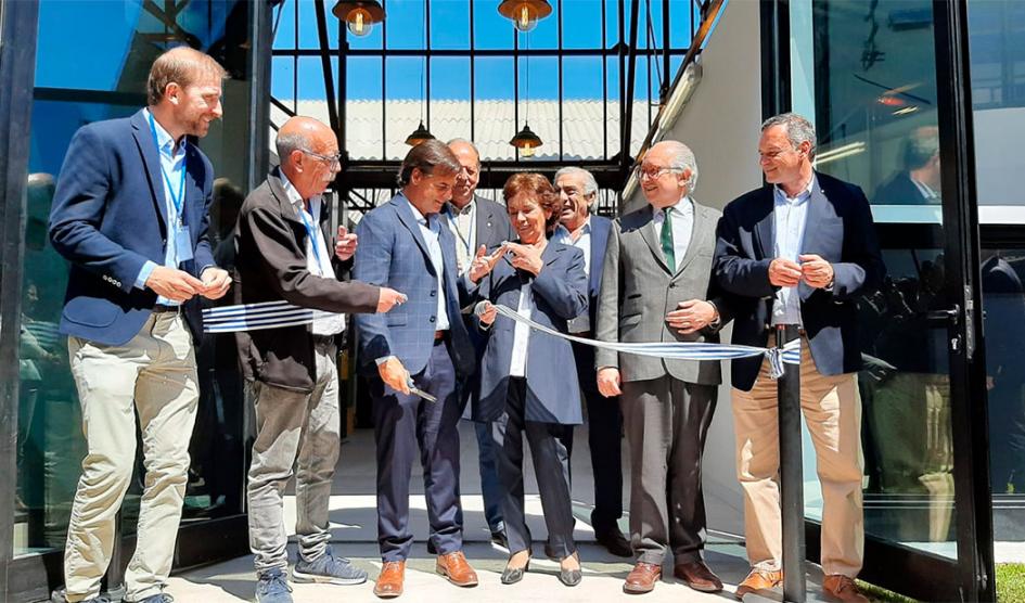 Presidente Luis Lacalle Pou corta la cinta de inauguración junto a autoridades nacionales, departamentales y de UTEC 