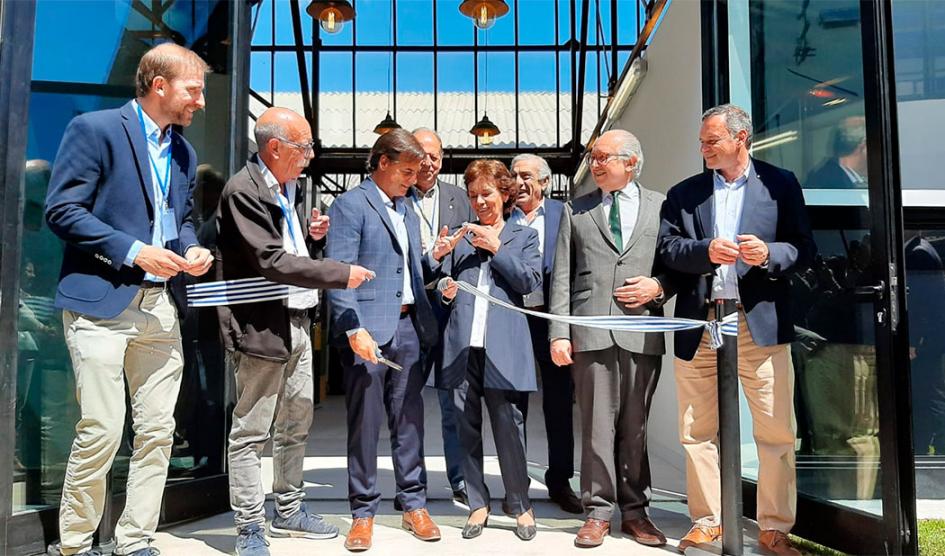 Presidente Luis Lacalle Pou corta la cinta de inauguración junto a autoridades nacionales, departamentales y de UTEC Presidente Luis Lacalle Pou corta la cinta de inauguración junto a autoridades nacionales, departamentales y de UTEC