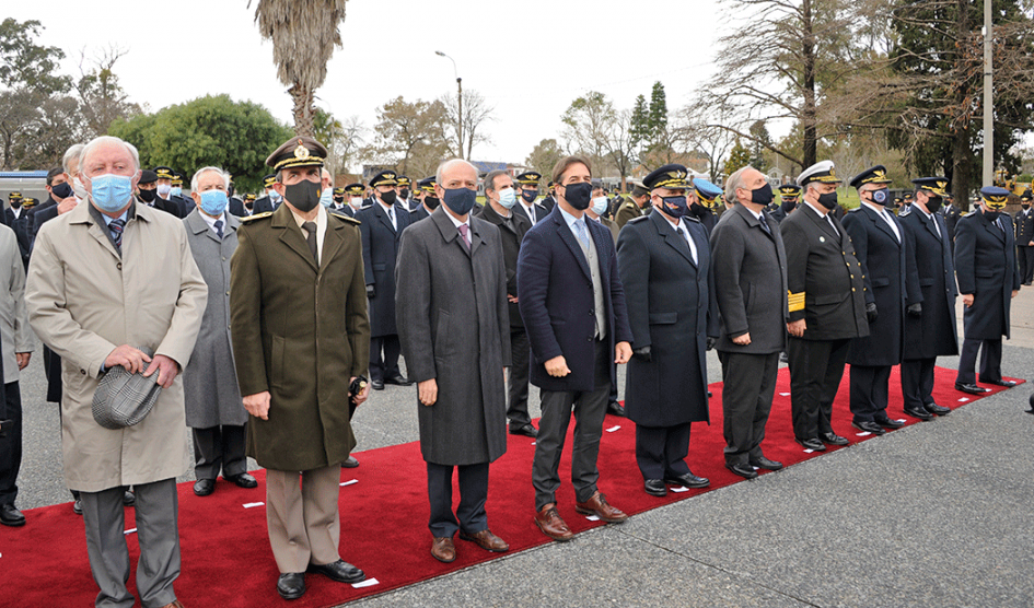 Presidente Lacalle Pou y autoridades civiles y militares en homenaje a los mártires de la aviación militar