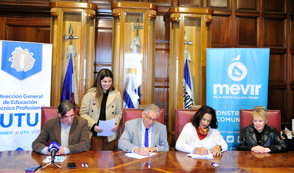 Autoridades de UTU y Mevir en acto de firma del convenio