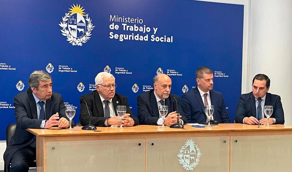 Ministro de Trabajo y Seguridad Social, Pablo Mieres y autoridades de su cartera y del Poder Judicial