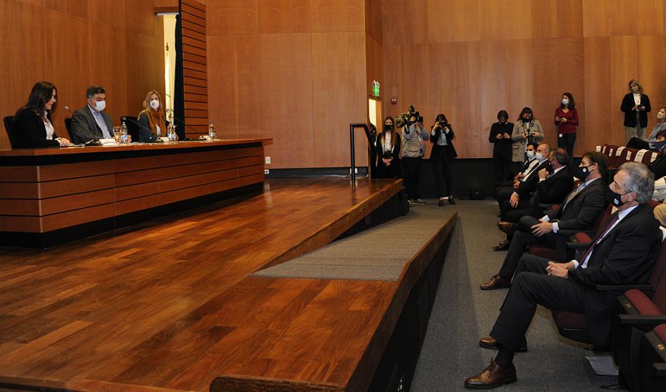 Presidente Lacalle Pou con autoridades de Sembrando