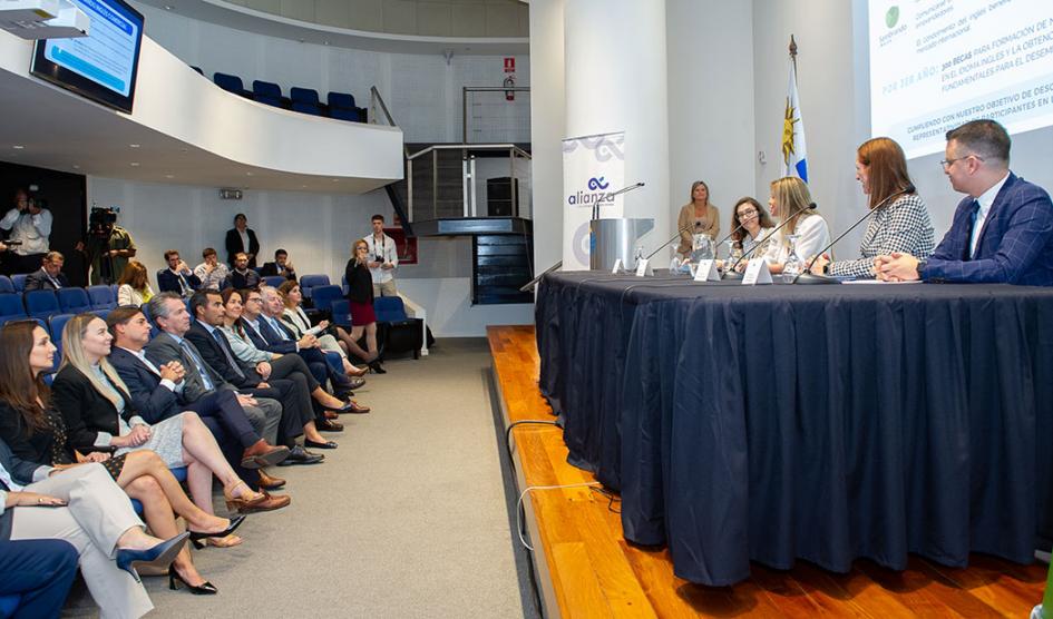 Presidente Luis Lacalle Pou y demás autoridades presencian evento de Programa Sembrando sobre becas de inglés a emprendedores Presidente Luis Lacalle Pou y demás autoridades presencian evento de Programa Sembrando sobre becas de inglés a emprendedores