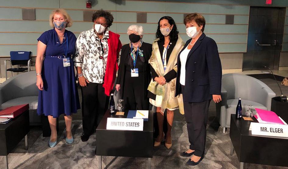 Azucena Arbeleche, acompañada por Vicky Ford, Mia Mottley, Janet Yellen y Kristalina Georgieva Azucena Arbeleche, acompañada por Vicky Ford, Mia Mottley, Janet Yellen y Kristalina Georgieva
