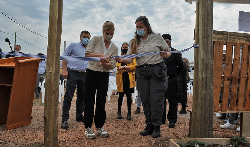 Lorena Ponce de León inaugura invernáculo