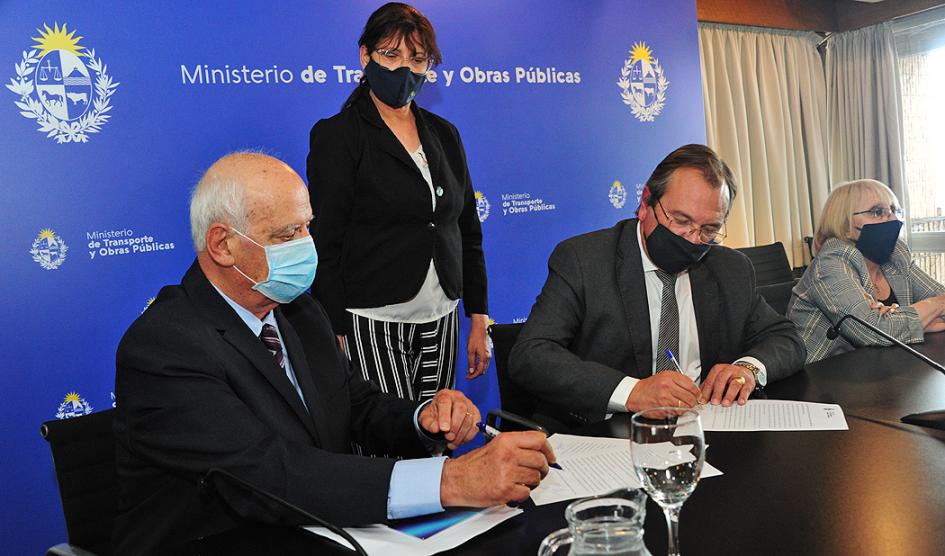 Ministro de Transporte y Obras Públicas, José L. Falero y presidente de AFE, José P. Pollak