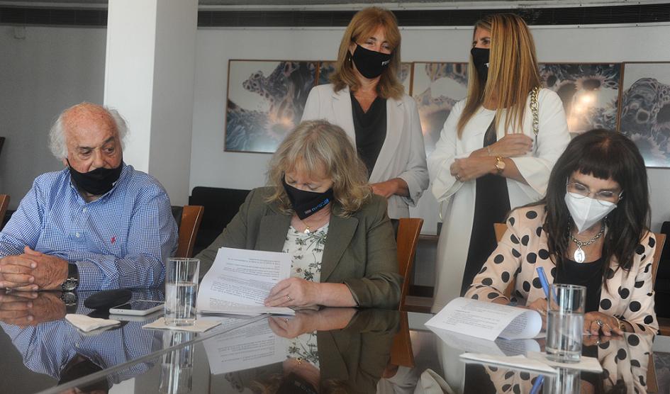 Firma de acuerdo entre UTE y Macromercado