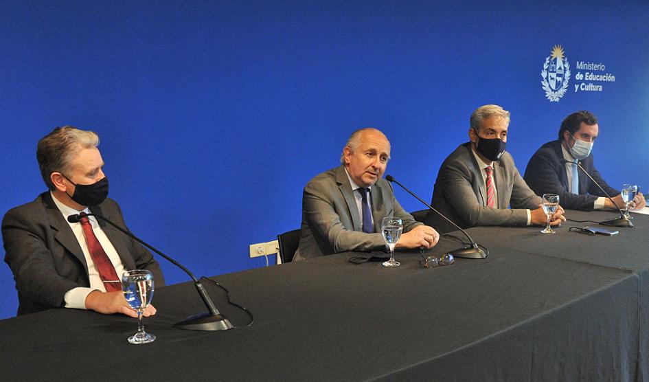 Ministro da Silveira y autoridades de educación
