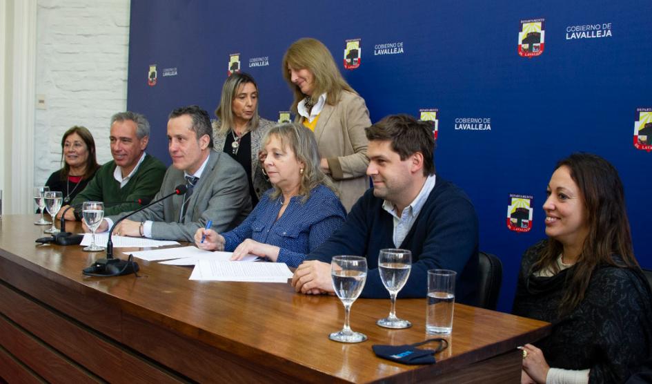 Autoridades en firma de convenio