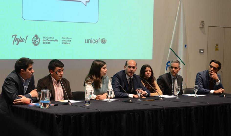 Autoridades en conferencia de prensa
