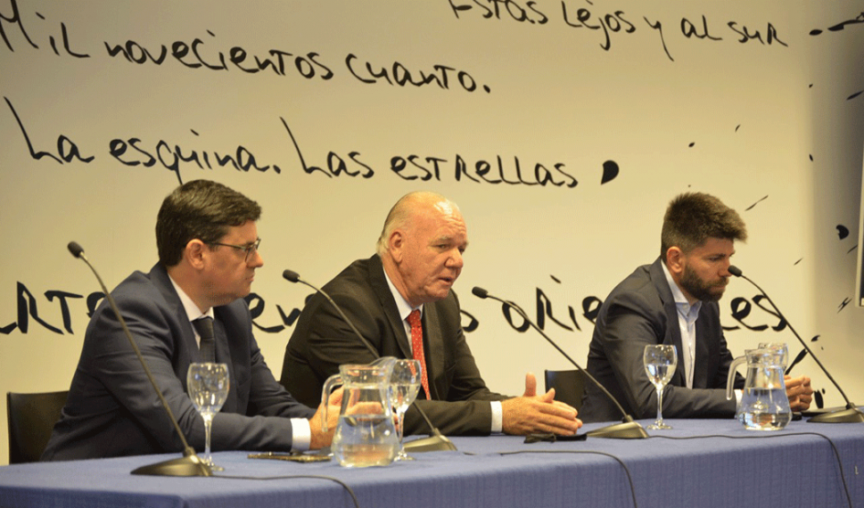Autoridades de Gobierno en el lanzamiento