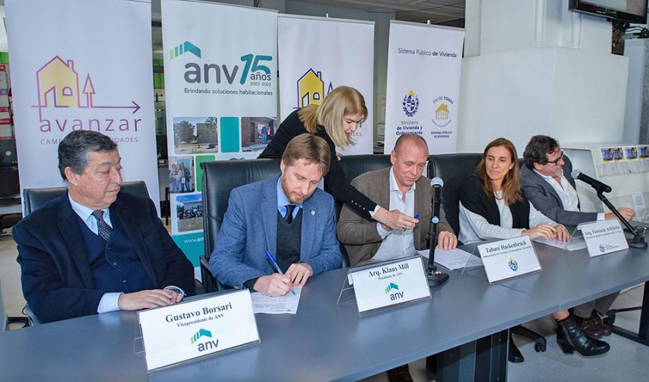 Autoridades del Ministerio de Vivienda y de la Agencia Nacional de Vivienda firman el convenio Autoridades del Ministerio de Vivienda y de la Agencia Nacional de Vivienda firman el convenio