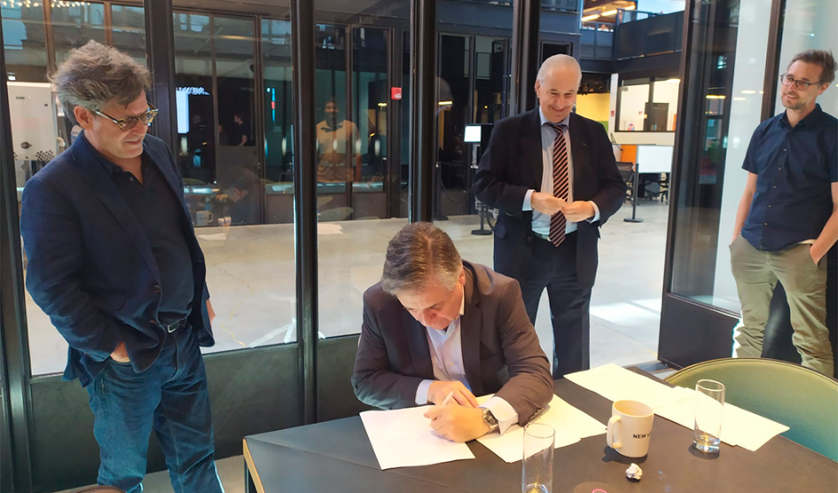 Ministro Paganini firma preacuerdo Ministro Paganini firma preacuerdo