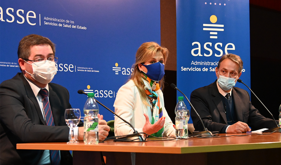Lorena Ponce de León con autoridades de ASSE Lorena Ponce de León con autoridades de ASSE