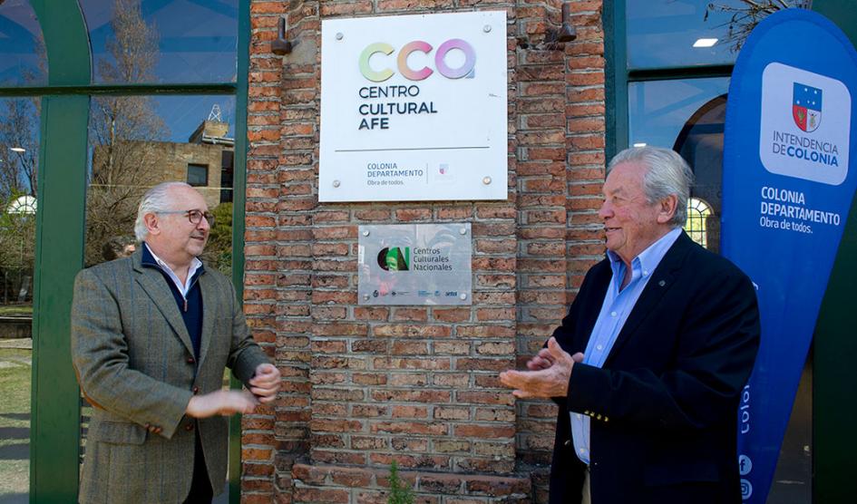 Ministro de Educación y Cultura Pablo da Silveira junto a intendente Carlos Moreira ante placa por inauguración del centro