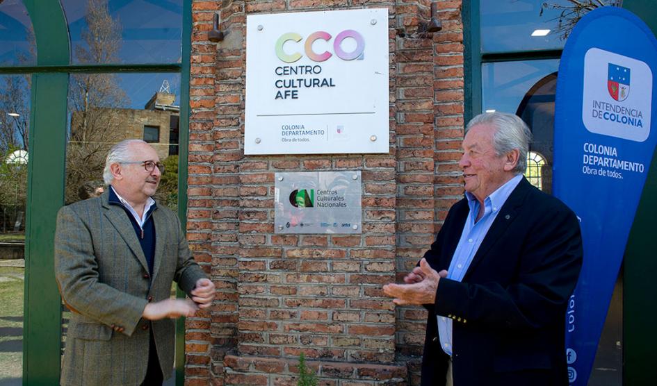 Ministro de Educación y Cultura Pablo da Silveira junto a intendente Carlos Moreira ante placa por inauguración del centro Ministro de Educación y Cultura Pablo da Silveira junto a intendente Carlos Moreira ante placa por inauguración del centro