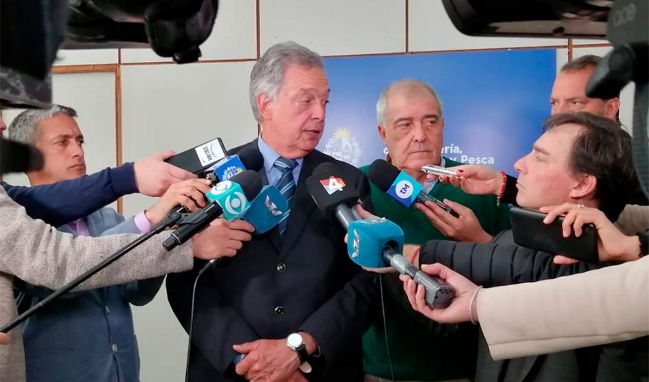 Ministro Mattos en rueda de prensa