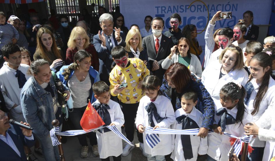 Vicepresidenta de la República, Beatriz Argimón y presidente de ANEP, Robert Silva junto a escolares y demás autoridades en el corte de cinta Vicepresidenta de la República, Beatriz Argimón y presidente de ANEP, Robert Silva junto a escolares y demás autoridades en el corte de cinta