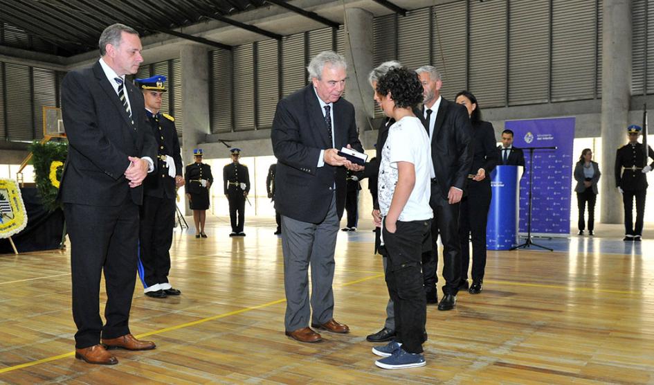 Ministro Luis Alberto Heber entrega reconocimiento a hijo de policía caído en cumplimiento de su labor Ministro Luis Alberto Heber entrega reconocimiento a hijo de policía caído en cumplimiento de su labor