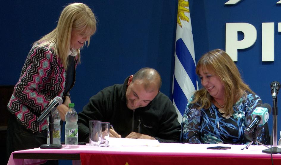 Ministra Irene Moreira firma acuerdo para viviendas sociales Ministra Irene Moreira firma acuerdo para viviendas sociales