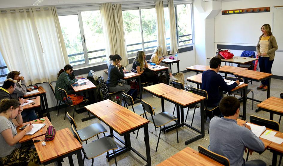 Salón de clases con alumnos y profesora