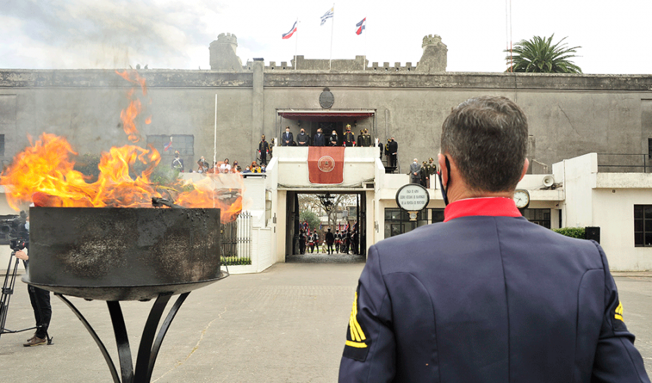 Incineración anual de pabellones patrios deteriorados Incineración anual de pabellones patrios deteriorados