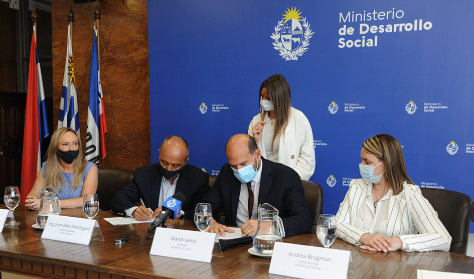 Firma convenio entre Mides y empresa Taym Firma convenio entre Mides y empresa Taym