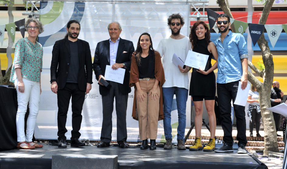 Autoridades de la cultura entregan premios a artistas galardonados Autoridades de la cultura entregan premios a artistas galardonados