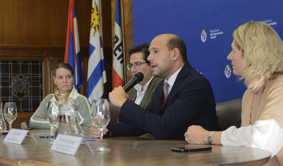Ministro Martín Lema firma acuerdo
