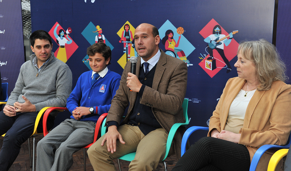 Martín Lema y Silvia Emaldi con estudiantes