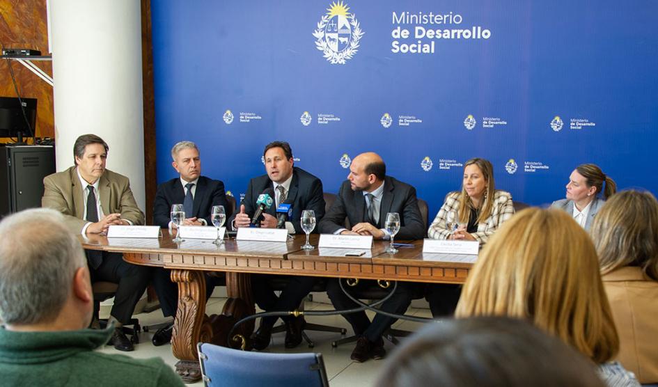 Autoridades del Mides y del BCU en el acto de firma del convenio Autoridades del Mides y del BCU en el acto de firma del convenio