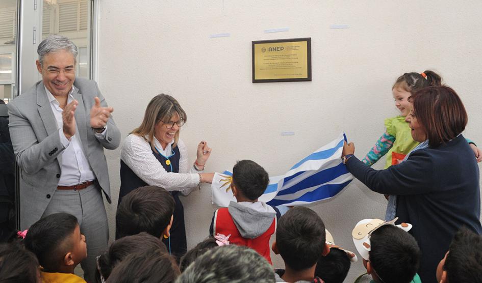 Presidente de ANEP, Robert Silva y directora de Inicial y Primaria, Graciela Fabeyro junto a un escolar inauguran centro educativo