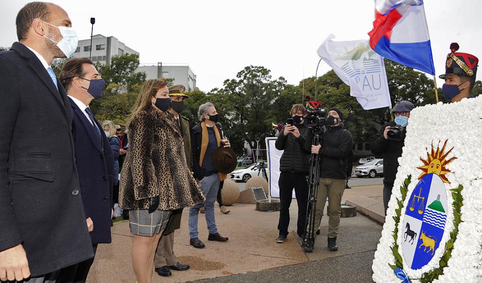 Presidente Lacalle Pou coloca ofrenda al pie del Obelisco