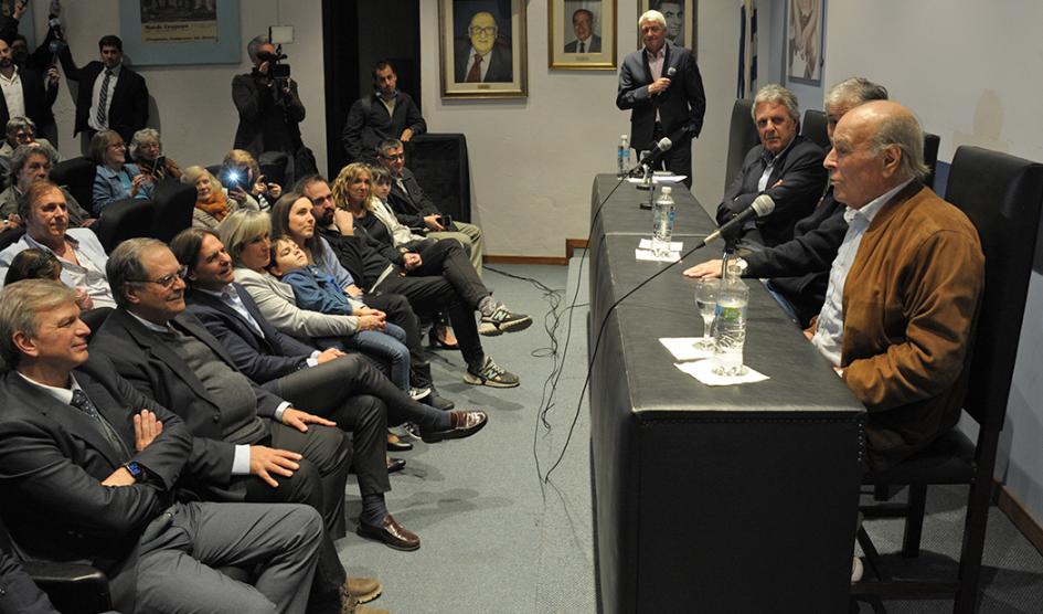 Lacalle Pou en muestra de arte sobre fútbol