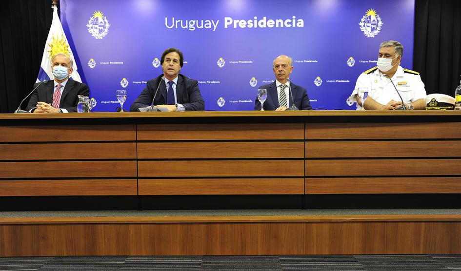 Lacalle Pou y autoridades del Ministerio de Defensa