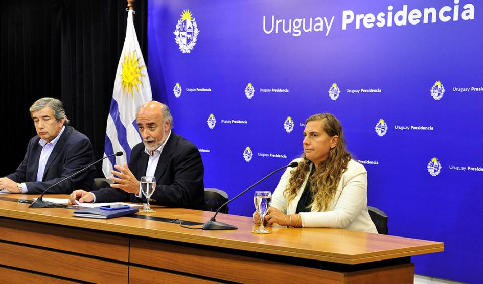 Autoridades en conferencia de prensa