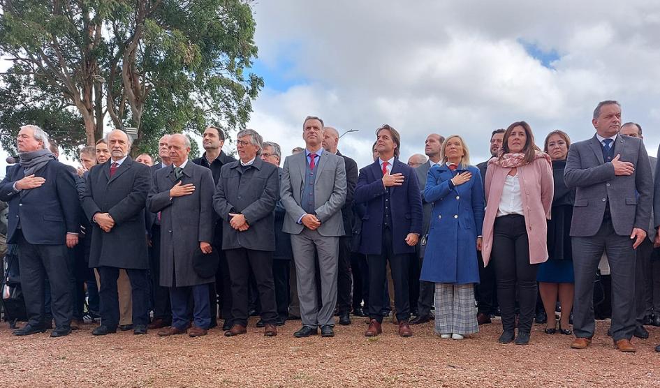 Autoridades en celebración de Batalla de Las Piedras