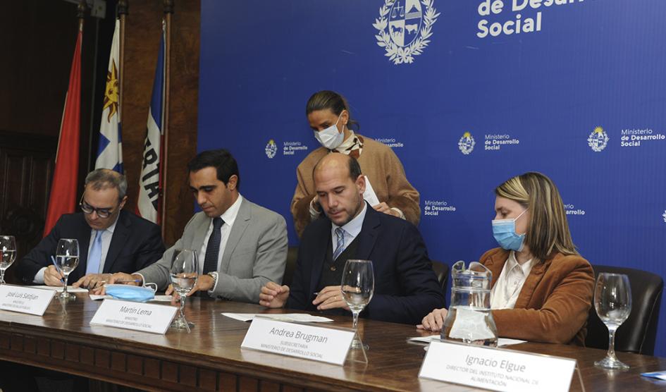 Autoridades del Mides, MSP e INE en firma del convenio Autoridades del Mides, MSP e INE en firma del convenio