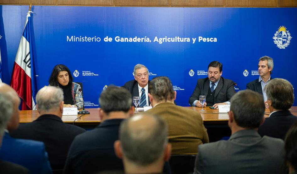 Ministro de Ambiente, Adrián Peña y del MGAP, Fernando Mattos junto a representante de Banco Mundial, Celia Ortega.